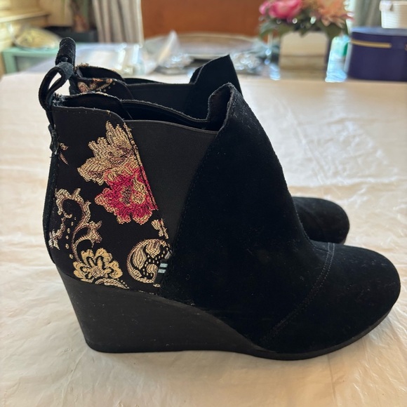 Toms Kelsey ankle boots Black graphic floral rounded toe wedge SZ 8 NWOT - Picture 5 of 14